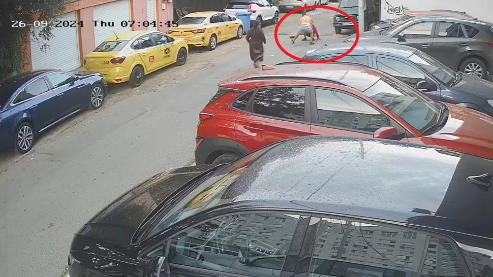 Bărbat bătut pentru că aduna PET-uri pentru a le duce la reciclare. Scene șocante în București