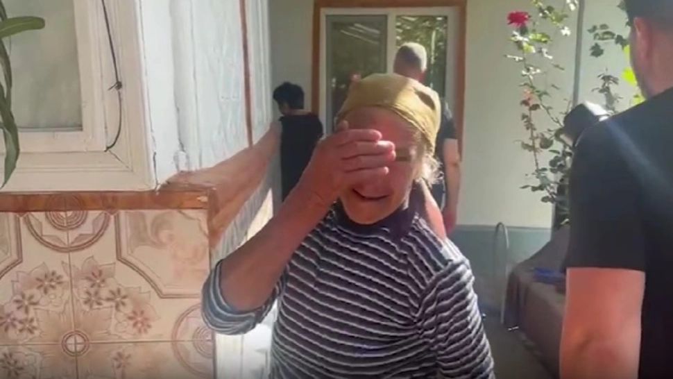 Sfâșietor: oamenii își caută lucrurile prin noroiul din case. Drama unei bătrâne care a rămas fără nimic în urma viiturilor