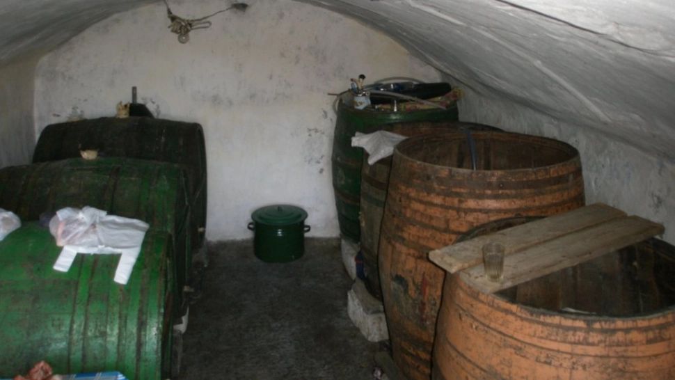 Tragedie într-o comună din Iași. Un bărbat a stat o noapte întreagă în BECI, lângă cadavrul soției sale, fără să se poată mișca. Ce s-a întâmplat?