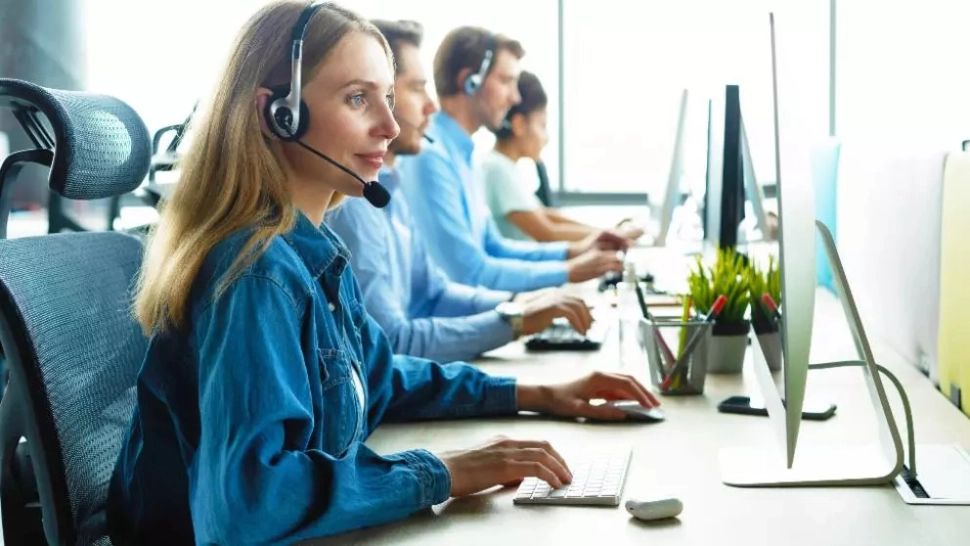 Ce se întâmplă de fapt când apelul tău este pus în așteptare în call center. Te vei gândi de două ori înainte să le faci „urări de bine”