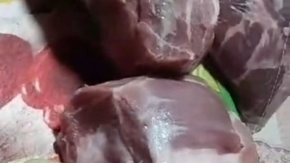 Amendă uriașă pentru CARNEA VERDE, ca din filme de groază, vândută la un magazin Kaufland din Bistrița  - FOTO