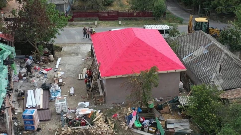 Casa pe care George Simion vrea să o ridice în 12 zile cu 35.000 de euro, ziua a 9-a: Muncitorii au turnat șapa și au pus gresia în bucătărie