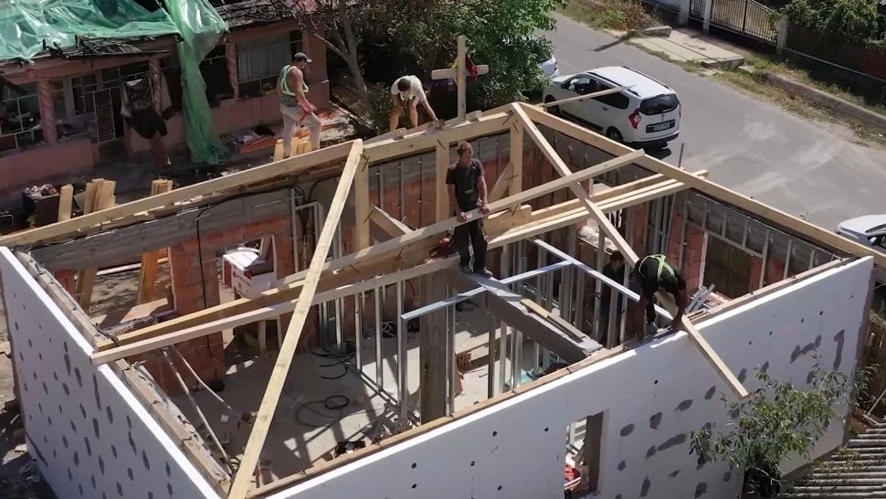 Casa pe care George Simion vrea să o ridice în 12 zile cu 35.000 de euro a ajuns la stadiul lucrărilor interioare. Câți bani  s-au cheltuit în ziua a șaptea