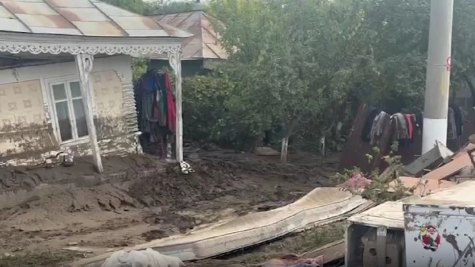 Criză umanitară după inundații. Mamă și copil bolnav cer ajutor: „Am stat în pod de la 1 noaptea până la 9 dimineața”