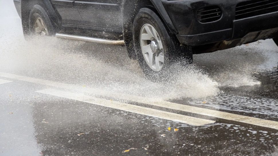 Care este viteza maximă cu care ai voie să circuli pe ploaie? Ce amendă riști dacă depășești limita