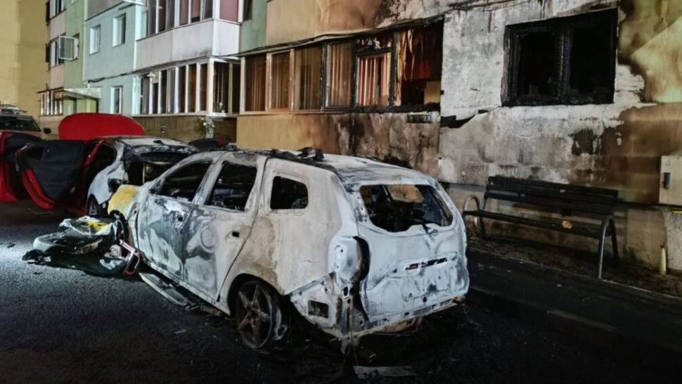 La un pas de TRAGEDIE! Un incendiu, declanșat la o mașină din parcare, aproape să distrugă un bloc întreg