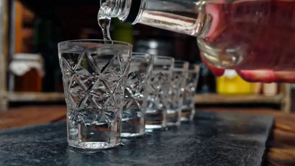 Alertă națională în Marea Britanie. VOTCĂ falsă, care conține un solvent industrial toxic, este vândută online