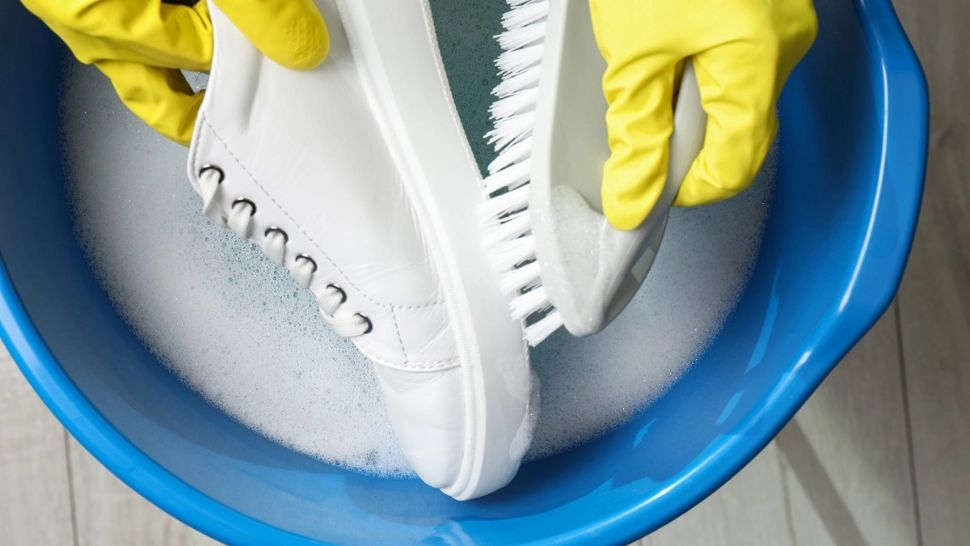 Cum poți curăța încălțămintea cu acest ingredient secret. Gospodinele îl au deja în bucătărie