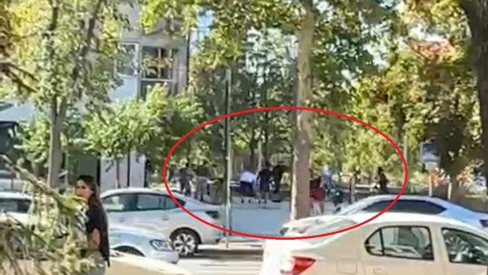 Scandal în fața unei școli din Slobozia: mai mulți tineri cu răngi și topoare s-au luat la bătaie, după un conflict în trafic. Au intervenit jandarmii