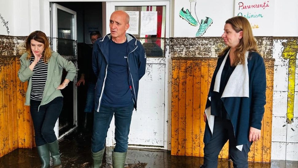 Ministerul Educației ia în calcul să închidă școlile în zonele afectate de INUNDAȚII. Ce mesaj a transmis ministrul Ligia Deca?