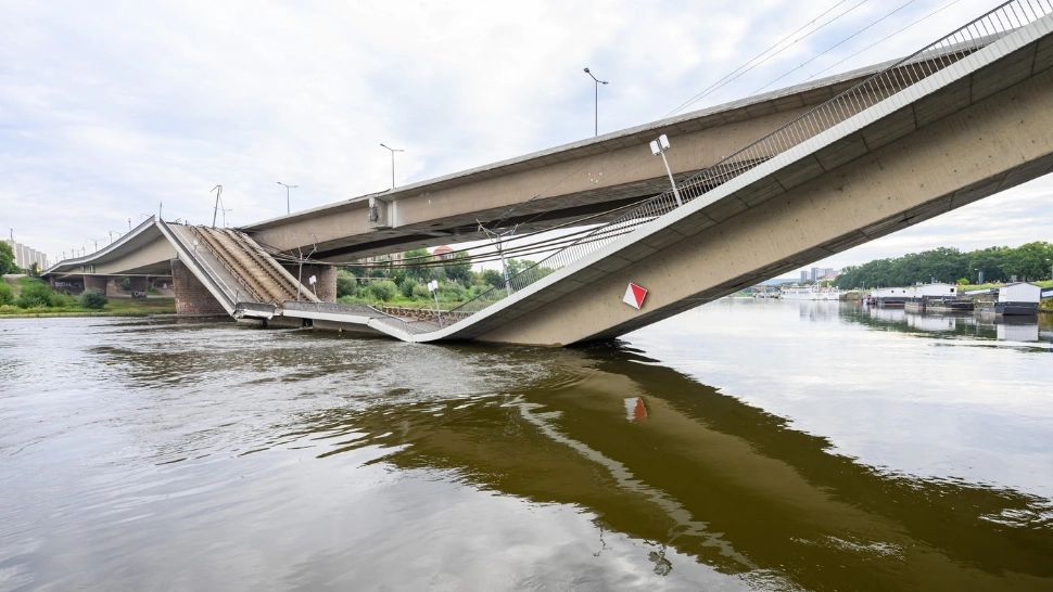 La un pas de TRAGEDIE! Pod prăbușit la scurt timp după trecerea unui tramvai
