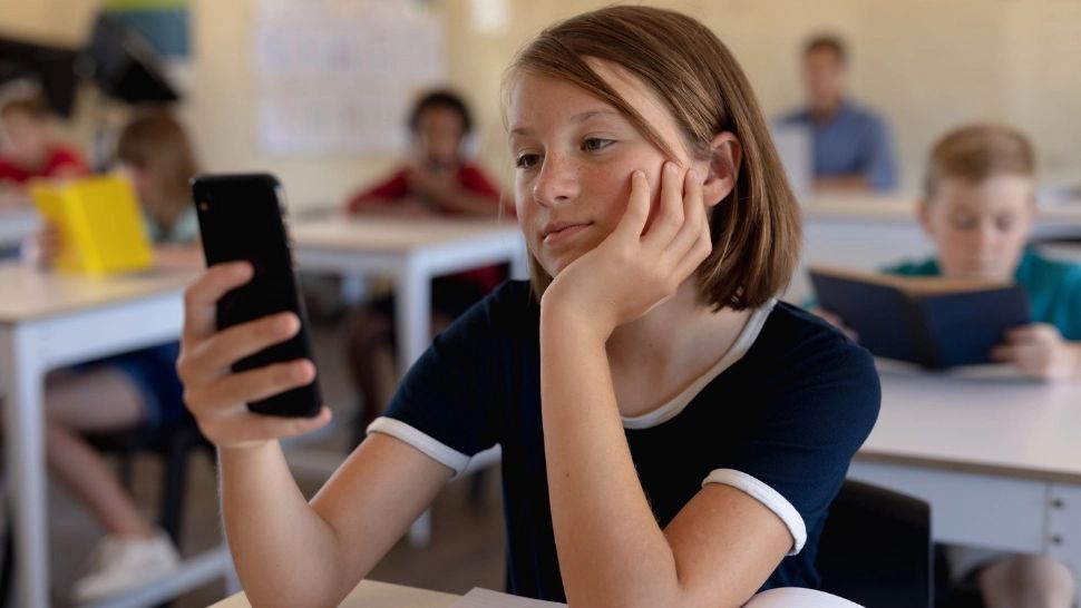 Măsuri drastice. Școlile europene interzic accesul elevilor cu telefonul mobil la cursuri