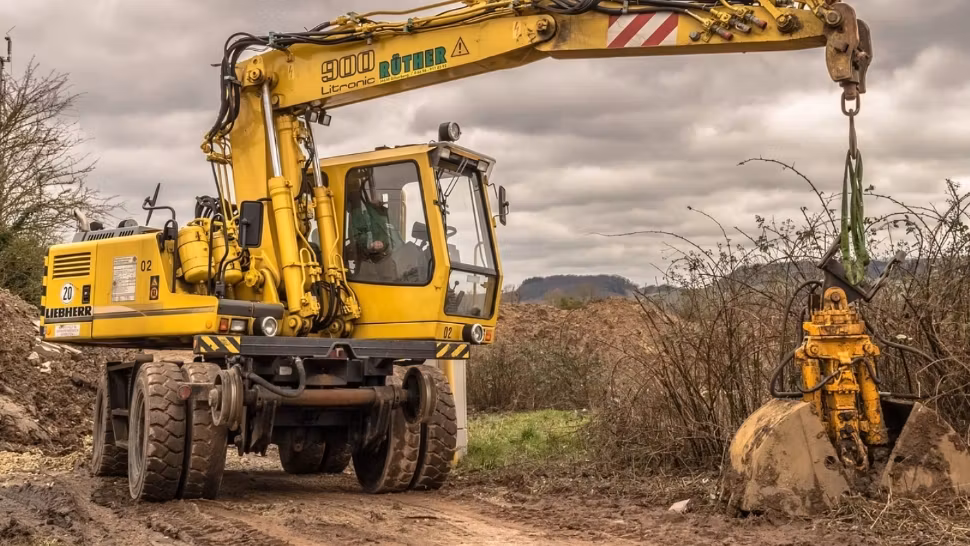 Cadavrul unui bărbat, găsit într-un excavator parcat pe marginea unui drum din Timișoara. Victima, descoperită de propriul frate!