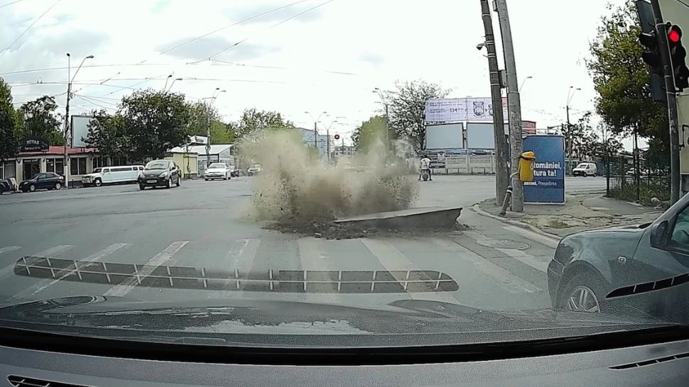 Anchetă uriașă după ce o conductă de gaze s-a spart în mijlocul unui bulevard din București și a proiectat asfaltul în aer