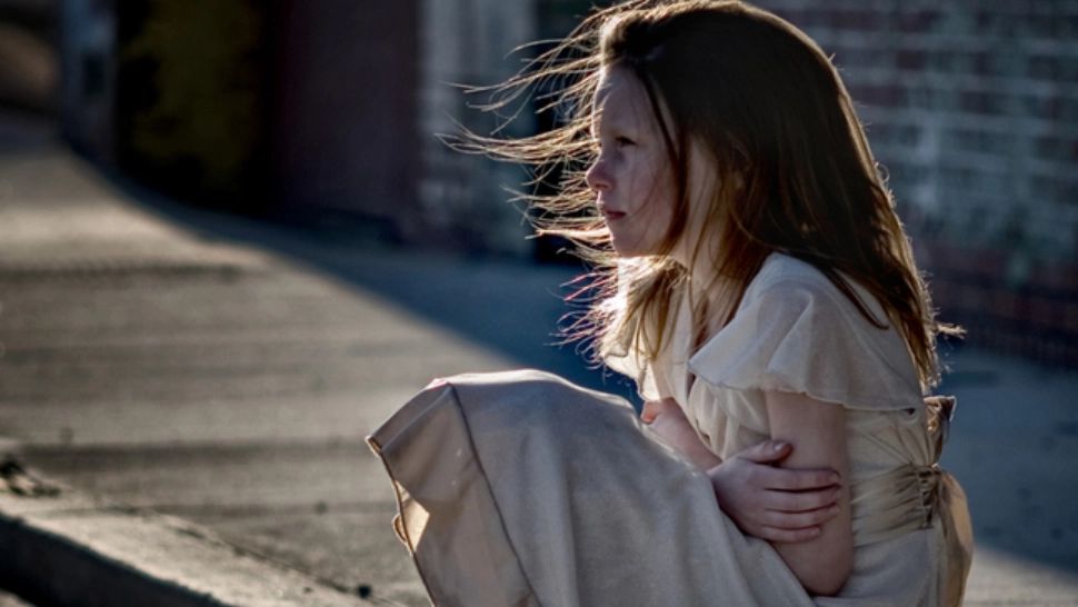 Fantomele trecutului: 7 probleme pe care fiicele neiubite le aduc în relațiile lor, la maturitate