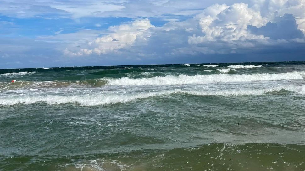 Inconștiență pe litoral! Turiștii ignoră steagul roșu și se aventurează în marea agitată 