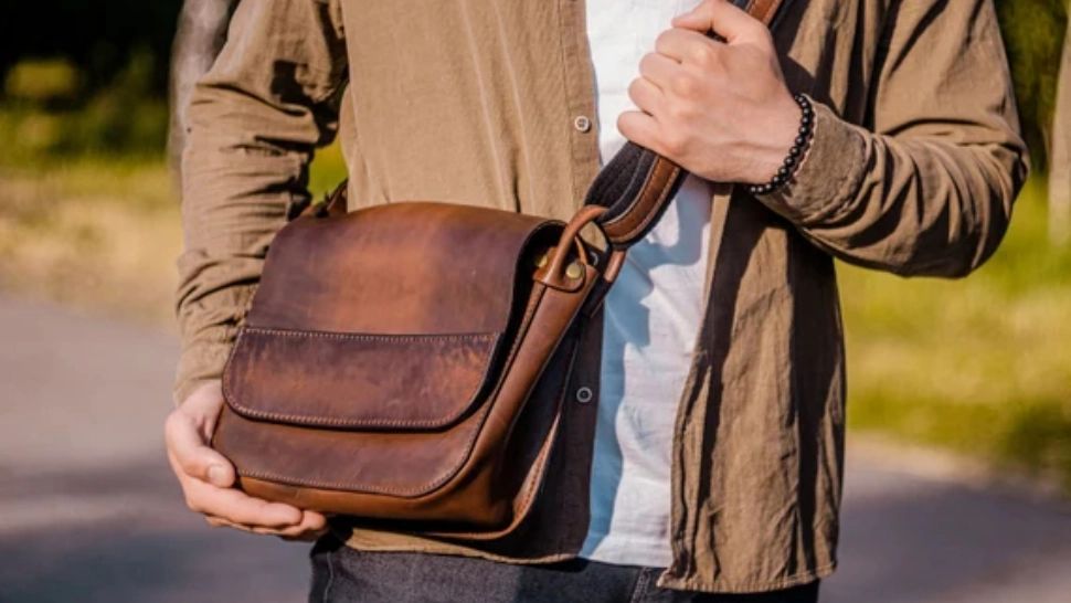 Un român din Italia a fost prins la furat în mall cu o geantă „specială”. Cum modificase geanta ca să fenteze sistemele antifurt