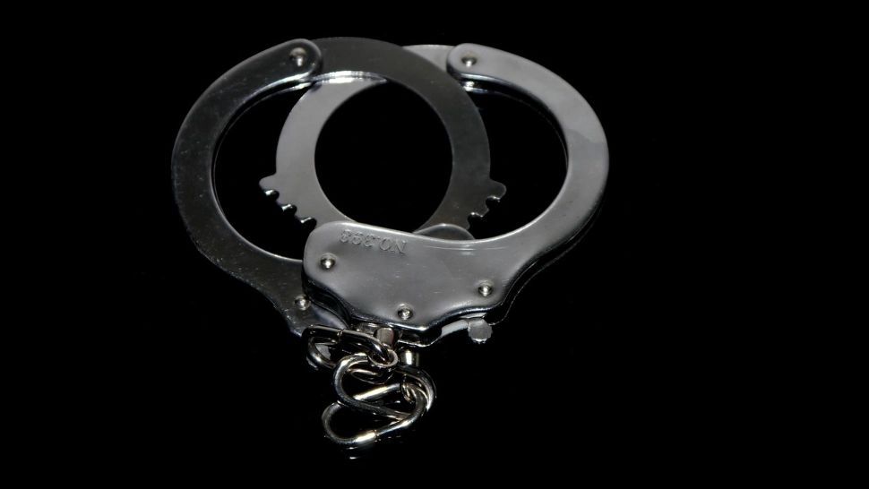 Dosar penal pentru înșelăciune. Doi oameni au fost reținuți în legătură cu vânzarea de autoturisme achiziționate în leasing