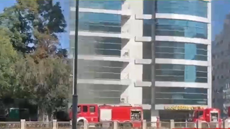 Incendiu lângă Guvern. Pompierii intervin în forță pentru a opri un dezastru