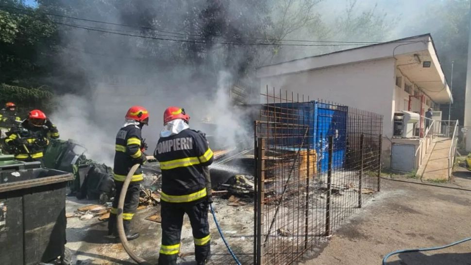 Incendiu în curtea Spitalului Județean Piatra Neamț. Intervenție masivă a pompierilor, în urma unor mari degajări de fum 