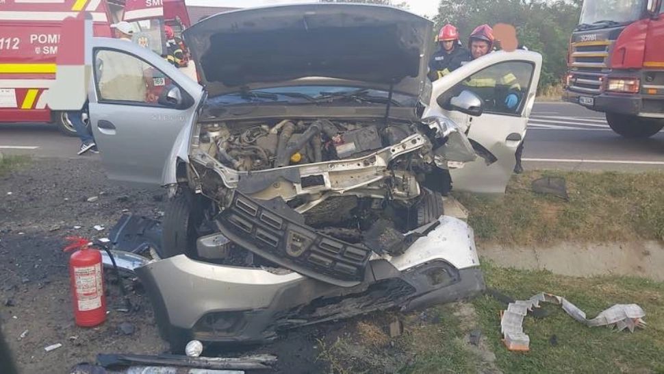 Acident grav în Agreș. Un bărbat a rămas blocat între fiarele contorsionate ale mașinii, după ce a intrat într-un cap de pod