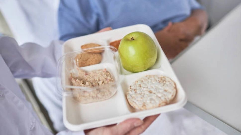 Angajat al Spitalului Județean de Urgență Târgu Jiu, prins în timp ce fura mâncarea bolnavilor. Șocant ce au găsit în mașină, la percheziții!