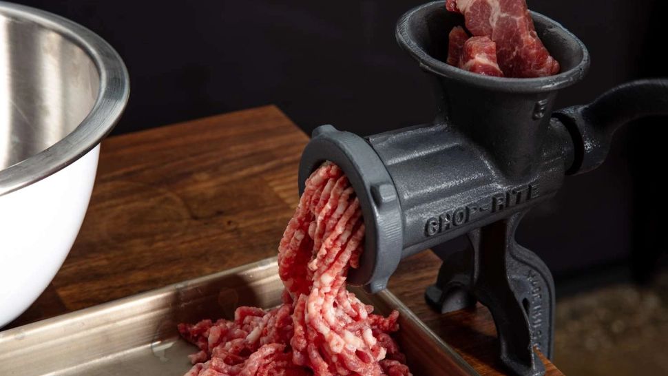 O femeie a ajuns la spital după ce şi-a prins degetele în maşina de tocat carne. Accidentul casnic a pus pe jar ISU Harghita