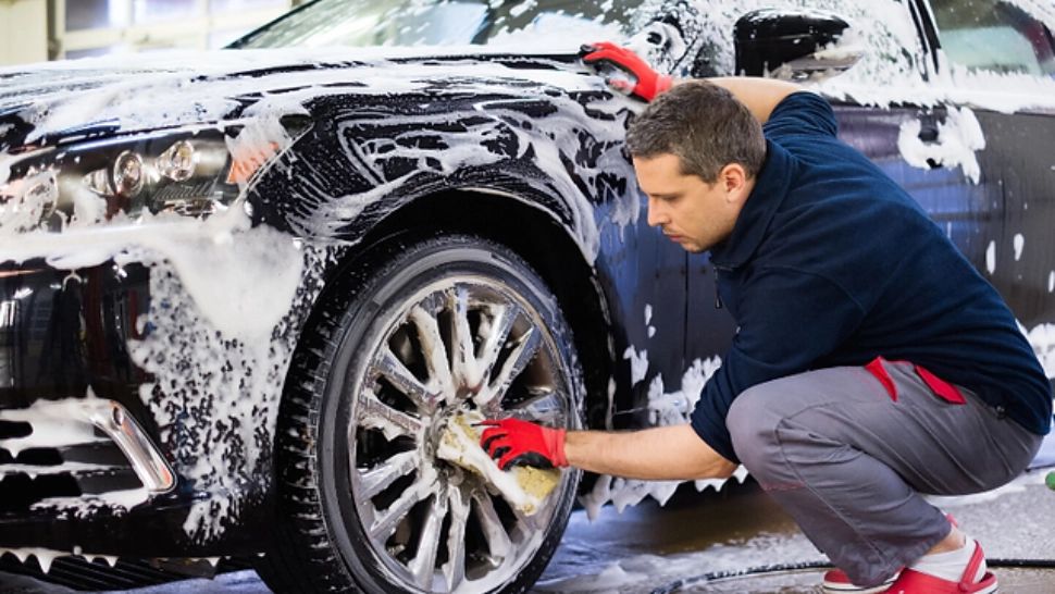 Ce riscă bucureștenii care își spală mașinile în fața blocului sau în fața casei. Legea este tranșantă în acest caz