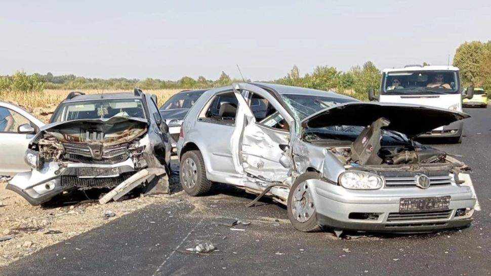 Accident rutier dezastruos pe o șosea din România: Două mașini și un microbuz au intrat în coliziune