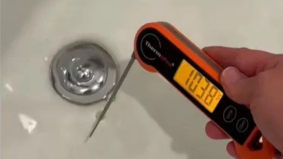 Cum reușește o mamă să răcească apa în care face baie copilul ei. Metodă inedită - VIDEO