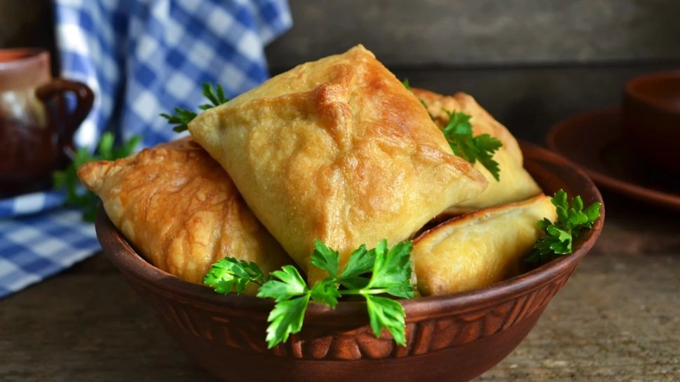 Merdenele. Rețetă tradițională de plăcinte cu brânză. Preparat balcanic, foarte popular în România și Bulgaria