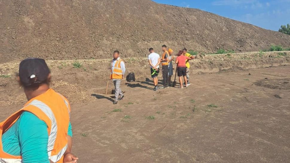 Aproape 200 de muncitori, depistați fără forme legale pe șantierul Autostrăzii A7. Au luat-o la fugă pe câmp ca să nu fie prinși