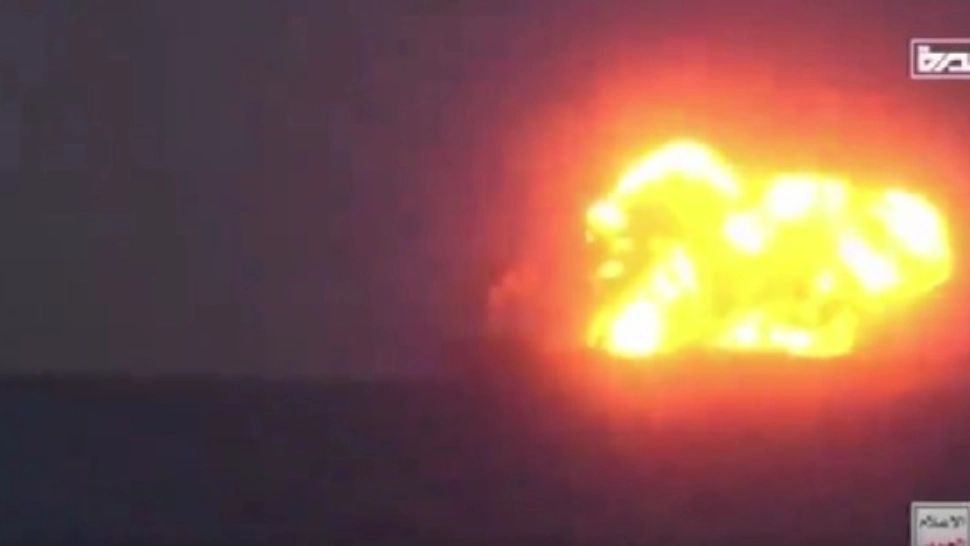 Pericol pe mare. Navă plină cu petrol în flăcări - VIDEO