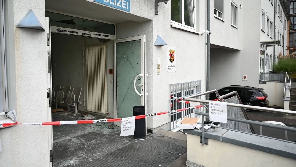 Incident șocant în Germania. Un islamist a intrat cu maceta într-o secție de poliție și a vrut să ucidă agenții