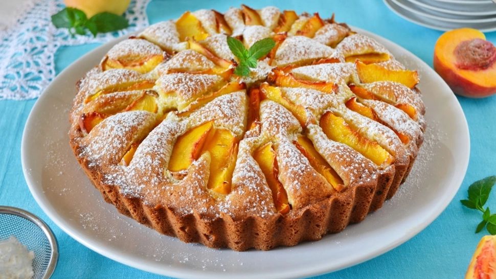 Prăjitură cu brânză și piersici, un desert de vară delicios. Rețetă simplă care amintește de gusturile tradiționale