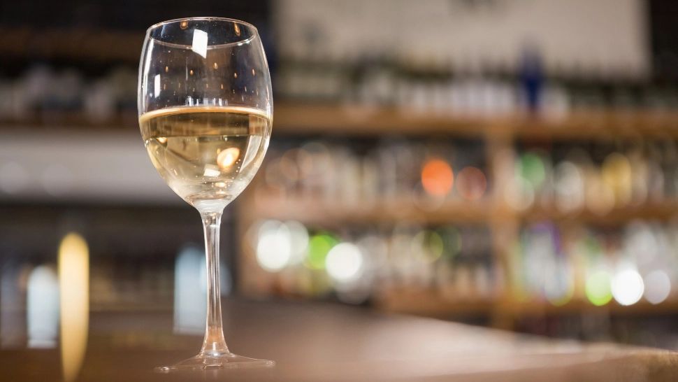 Câte calorii are un pahar cu vin alb? Beneficii asupra sănătății ale consumului moderat