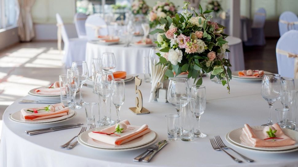 Nuntă terminată cu scandal la Bacău. Barmanii, amenințați de primar, care este și proprietarul locației unde s-a ținut evenimentul