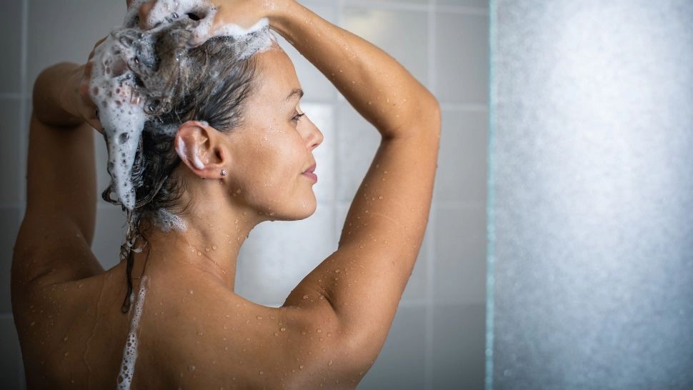 Un obicei făcut de majoritatea femeilor înainte de culcare poate cauza căderea părului. Experții avertizează: trebuie să renunți la el!