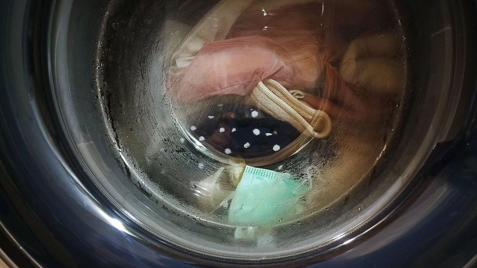 Vrei ca hainele tale să nu miroasă a mucegai când le scoți din mașina de spălat? Iată cel mai simplu și ieftin truc 