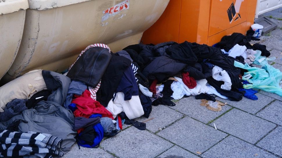 Se scumpește ÎMBRĂCĂMINTEA. Directiva UE care dă peste cap planurile de shopping ale românilor