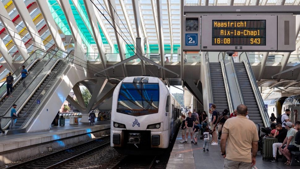 Cum au reușit 4 români să dea peste cap infrastructura feroviară din Belgia. „Acești oameni deranjează societatea”