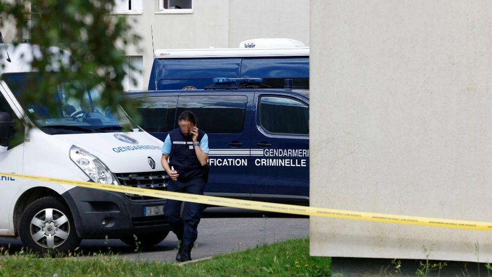 Un bărbat şi-a ucis soţia şi pe cei 2 copii minori, apoi a început să înjunghie oamenii la întâmplare pe stradă. Caz înfiorător în Franța