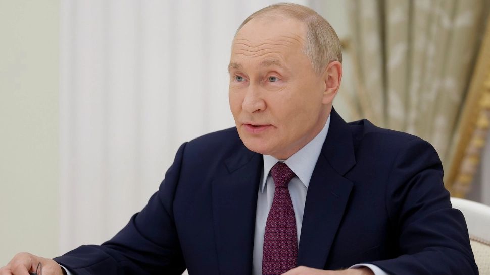 Vladimir Putin toarnă gaz pe focul tensiunilor din NATO. Țarul de la Kremlin a spus că îl aşteaptă pe Recep Tayyip Erdogan la summitul BRICS