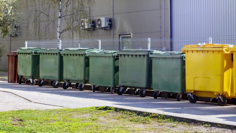 Un brașovean s-a supărat pe tomberoanele de gunoi și le-a dat foc. S-a ales cu dosar pentru distrugere