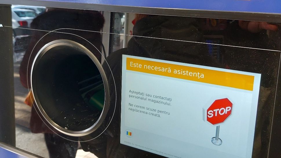 Trucul care îţi garantează că-ţi primeşti înapoi cei 50 de bani de la aparatul de reciclat sticle