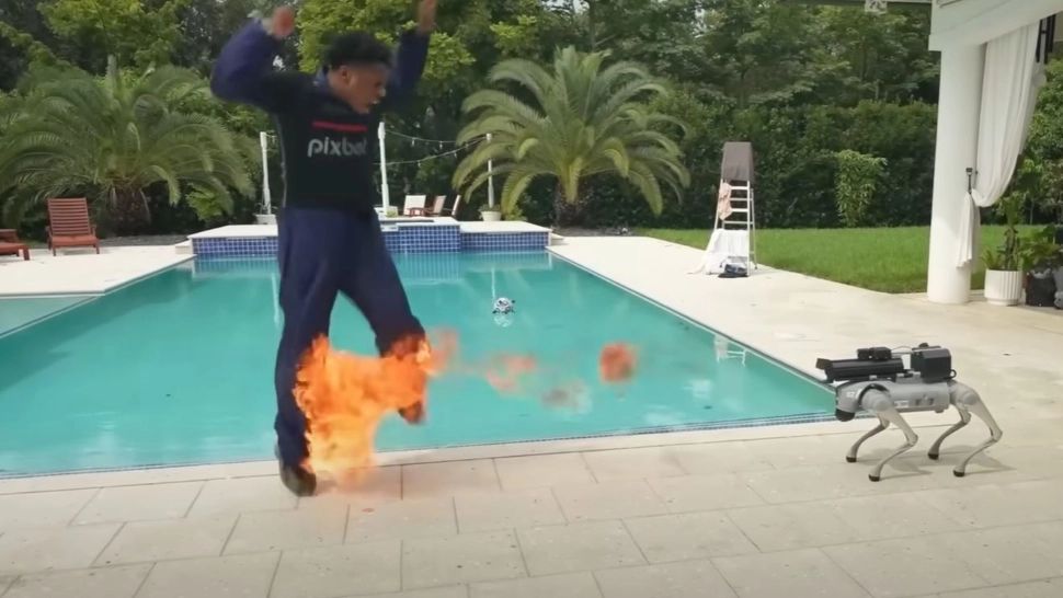 Un bărbat a fost atacat cu aruncătorul de flăcări de câinele său robot de 100.000 de dolari VIDEO