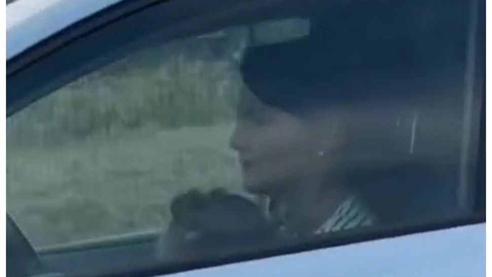 Femeie judecată aspru după ce a condus cu un copil în brațe pe o șosea din România. Imaginile au devenit virale