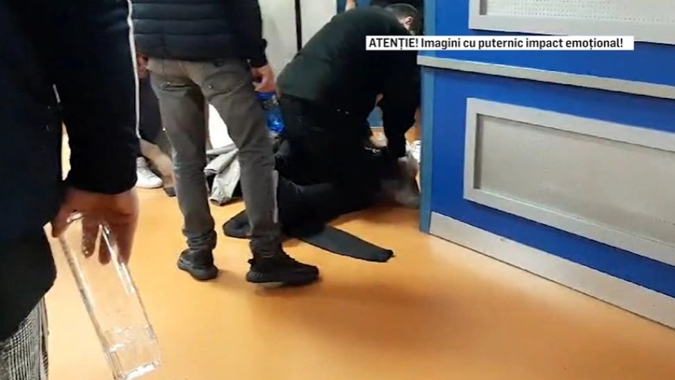 Scandal uriaș la spital: Un bărbat băut bine s-a dezbrăcat și a început să înjure asistentele. Polițiștii au intervenit în forță