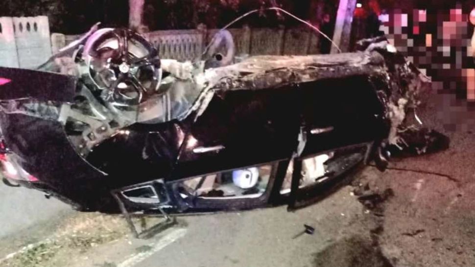 Accident grav în Teleorman. Un şofer a intrat cu maşina într-un stâlp şi l-a doborât la pământ. Doi bărbați au ajuns la spital 