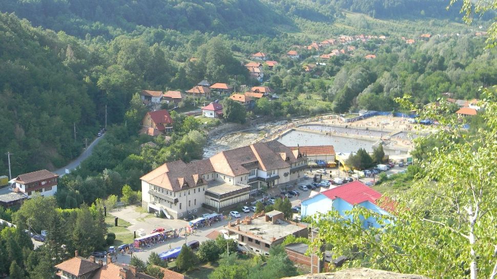 Stațiunea balneară din România unde casele costă doar 10.000 de lei. Colțul de rai ideal pentru cei care vor să se retragă la pensie